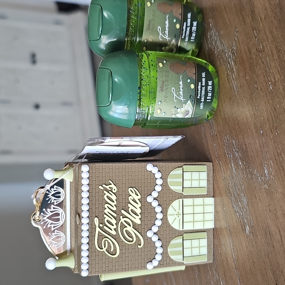 Tiana Place Disney PRINCESS Bath & Body Works Antibacterial Holder And Gels
